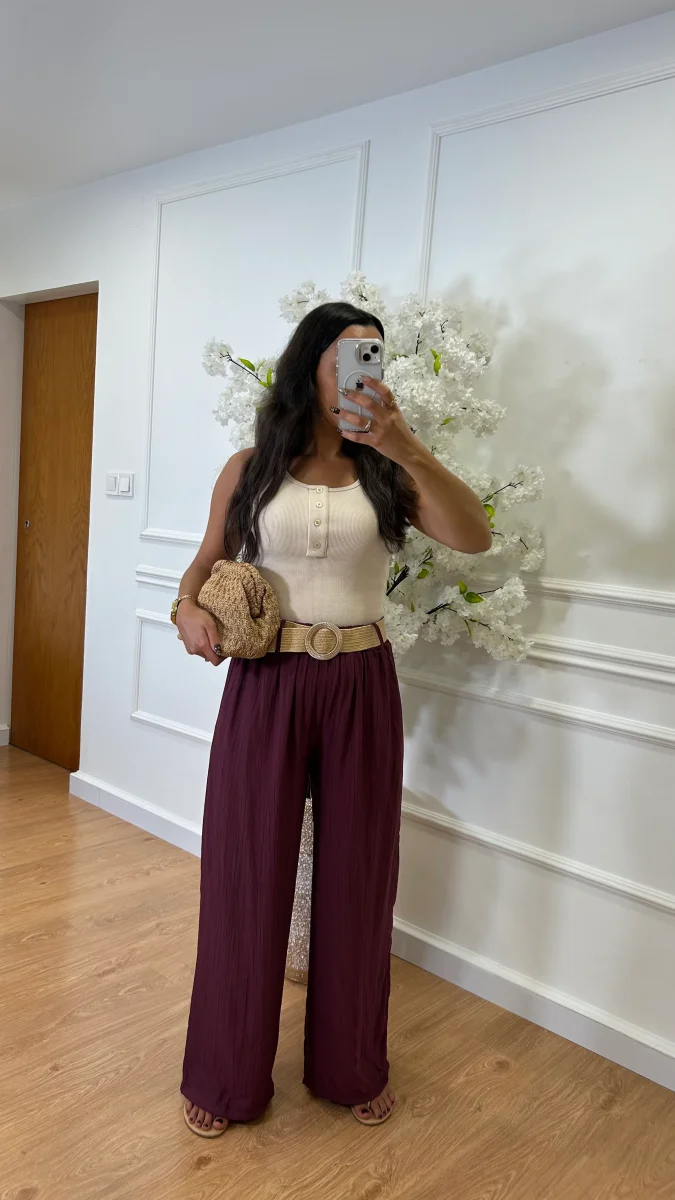 Pantalona Engelhada com Cinto em Cor de Vinho - Image 2