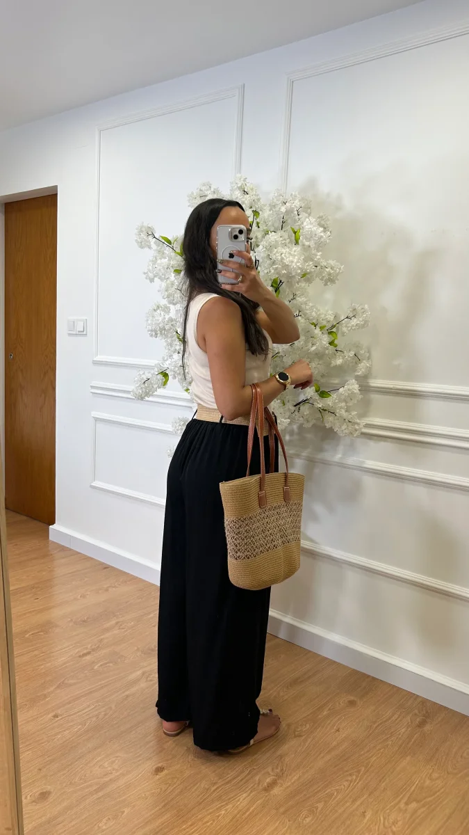 Pantalona Engelhada com Cinto em Preto - Image 4